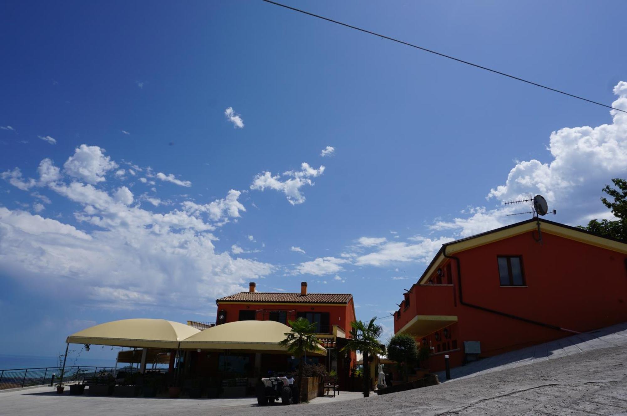 La Terrazza Motta Bed & Breakfast Atri Bagian luar foto