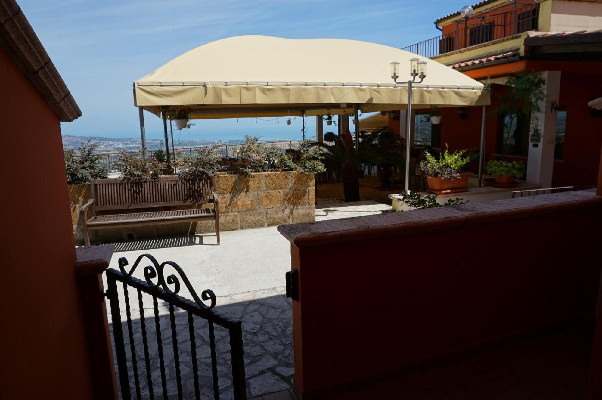 La Terrazza Motta Bed & Breakfast Atri Bagian luar foto